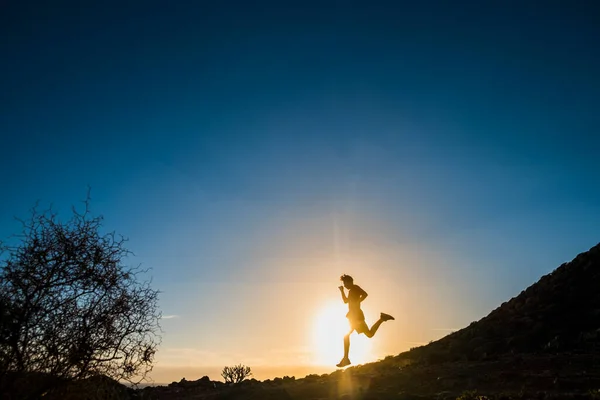 Adolescente Correndo Montanhas Pôr Sol Vida Corredor Conceito Esportivo Estilo — Fotografia de Stock