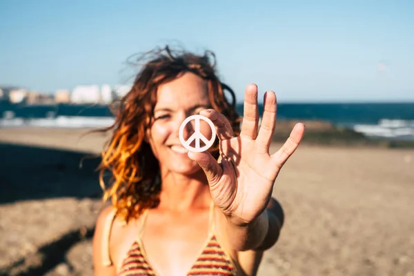 아름다운 해변에서 평화의 상징을 바다와 해변의 모래와 고립되어 코카서스 소녀가 — 스톡 사진