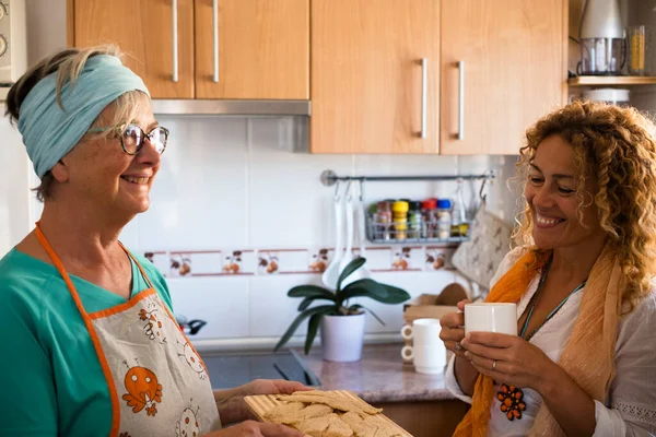 Abuela Hija Casa Cocinar Sonreír Disfrutar Divertirse Interiores Juntos Hija —  Fotos de Stock