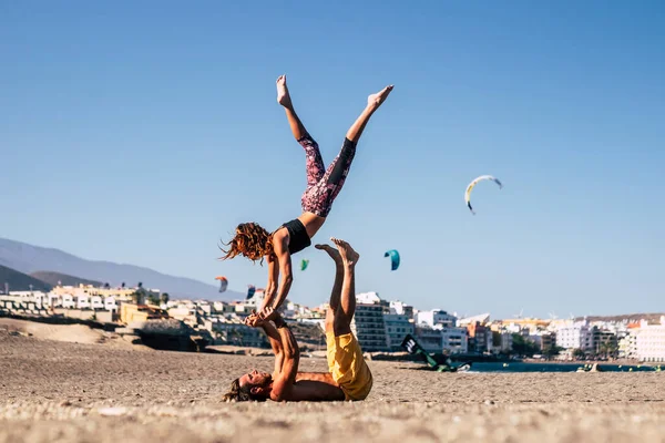 Két Felnőtt Emberek Együtt Strandon Edzés Együtt Homokban Csinál Pozíciók — Stock Fotó
