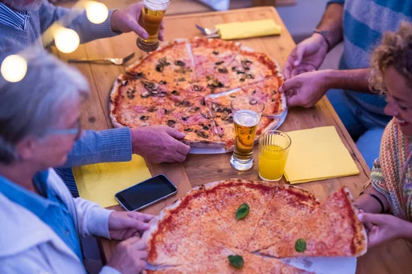 Groep Mensen Familie Aan Houten Tafel Pizza Eten Samen Met — Stockfoto