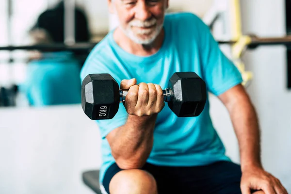 Yetişkin Bir Adam Spor Salonunda Yaşlı Bir Adam Vücudunu Halterle — Stok fotoğraf