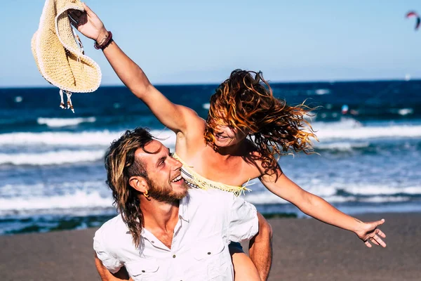 Mooie Paar Volwassenen Hebben Plezier Samen Het Strand Het Zand — Stockfoto