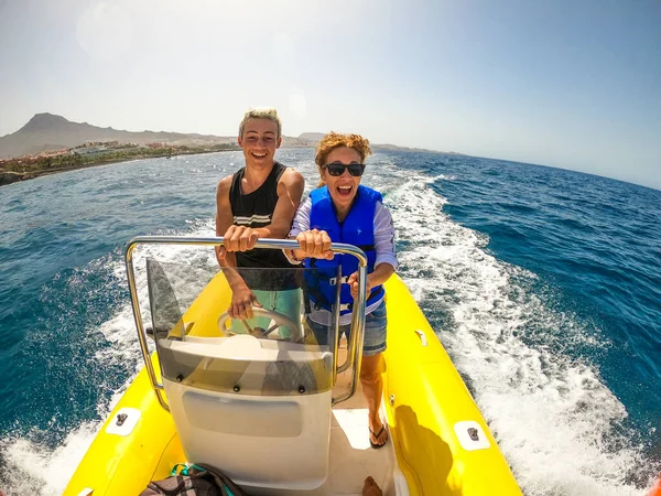 Mamá Hijo Divierten Disfrutan Juntos Barco Conduciéndolo Descubriendo Mar Sonriendo — Foto de Stock