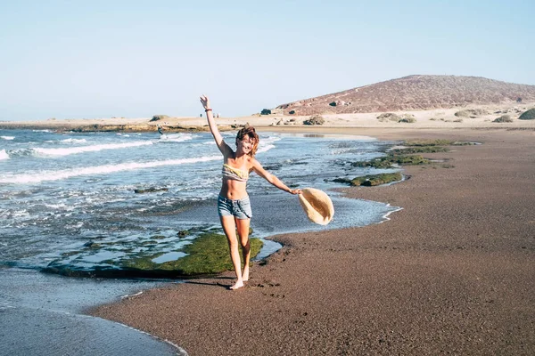 Menina Solitária Está Andando Areia Praia Com Boné Mão Longo — Fotografia de Stock
