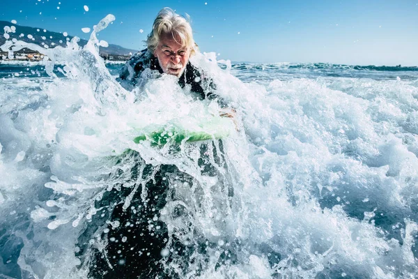 Senior Tratando Surfear Una Ola Mar Playa Solo Con Traje — Foto de Stock