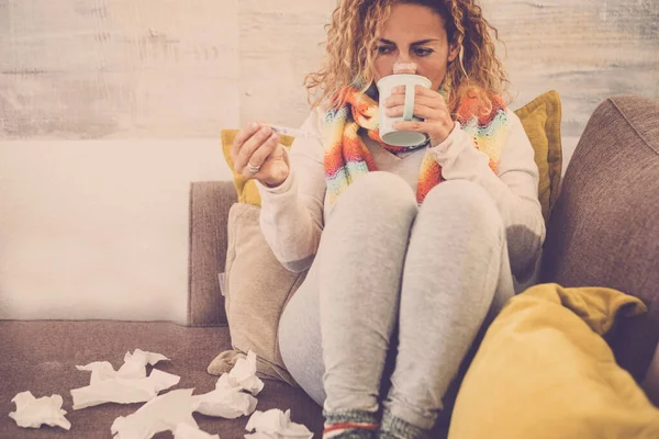 Γυναίκα Που Αισθάνεται Κρύο Και Κοιτάζοντας Θερμόμετρο Τυλιγμένο Κουβέρτα Κάθεται — Φωτογραφία Αρχείου