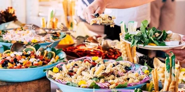 사람들 파티중에 식탁에서 음식을 위에서 음식을 — 스톡 사진