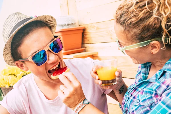 Chico Caucásico Mujer Adulta Casa Terraza Desayunando Junto Con Una — Foto de Stock