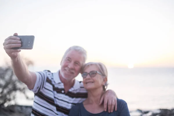 Pareja Seniors Playa Tomando Una Foto Juntos Mujer Con Gafas —  Fotos de Stock