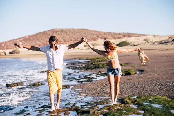 Paar Volwassenen Lopen Samen Het Strand Met Armen Omhoog Twee — Stockfoto