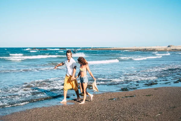 Casal Adultos Caminhando Feliz Praia Sobre Rochas Com Água Seus — Fotografia de Stock
