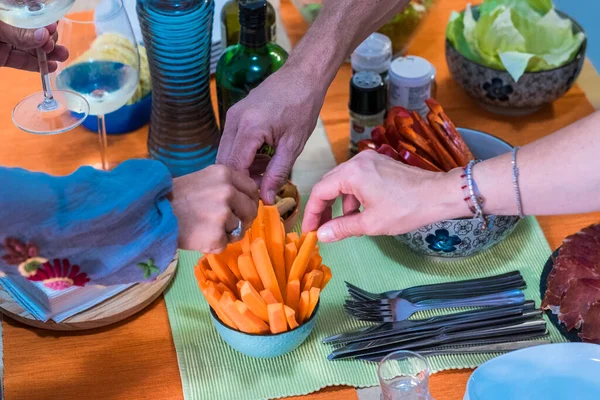 친구들 식사를 즐기는 손으로 음식을 식탁에 식사를 사람들의 — 스톡 사진