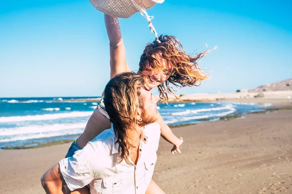 아름다운 커플들 해변에서 위에서 즐거운 시간을 보내고 있습니다 남자는 아내와 — 스톡 사진