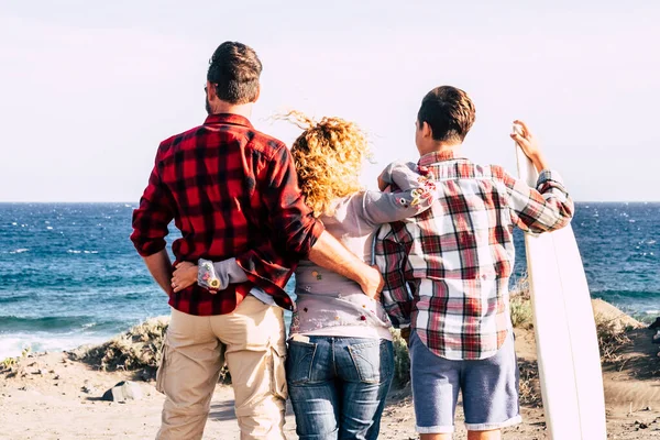 Familia Feliz Abrazado Playa Mirando Mar Océano Con Adolescente Con —  Fotos de Stock