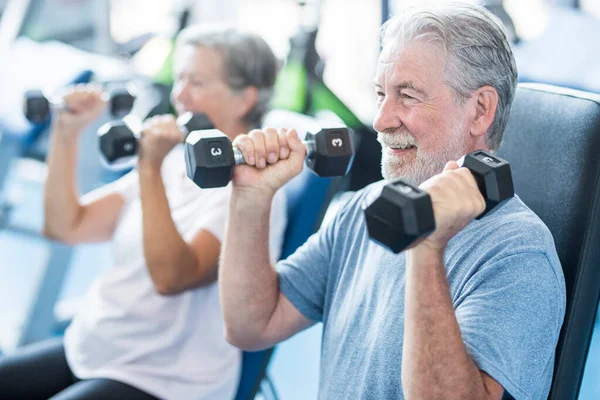 Volwassen Man Met Zijn Vrouw Doen Oefening Van Biceps Sportschool — Stockfoto