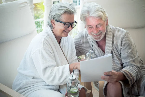 Pareja Dos Seniors Vacaciones Juntos Eligiendo Tratamiento Menú Del Resort —  Fotos de Stock