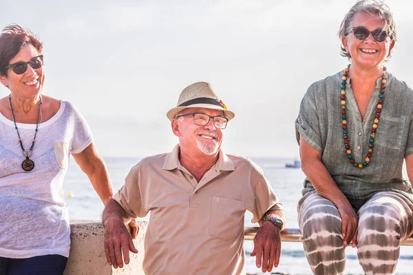 Tres Personas Mayores Personas Maduras Sentadas Playa Con Mar Fondo —  Fotos de Stock