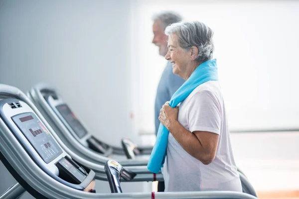 Paar Van Twee Gelukkige Fitness Senioren Doen Oefening Sportschool Samen — Stockfoto