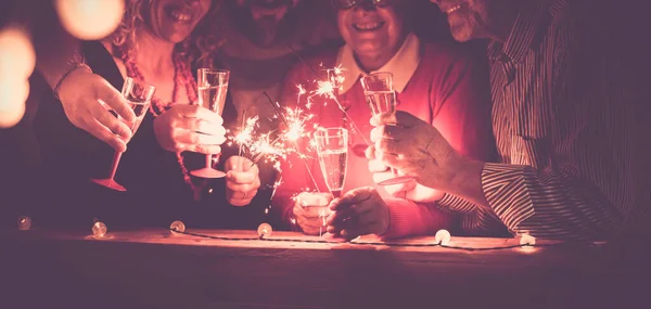 Группа Людей Празднующих Новый Год Другую Вечеринку Вместе Игристыми Напитками — стоковое фото