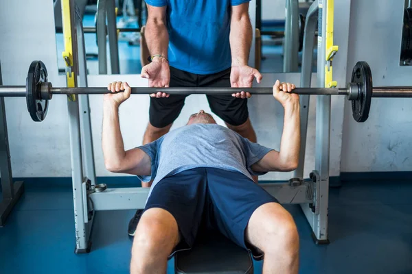 Olgun Bir Adam Spor Salonunda Uzanmış Vücudunu Formda Aktif Bir — Stok fotoğraf