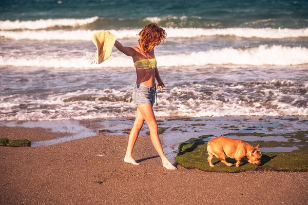 Hermosa Mujer Caminando Por Playa Con Mar Con Perro Arena — Foto de Stock