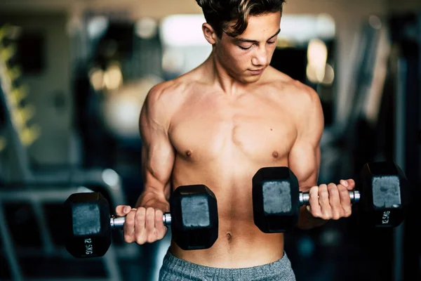 Adolescente Sozinho Treinamento Ginásio Levantando Halteres Forte Com Músculos Homem — Fotografia de Stock
