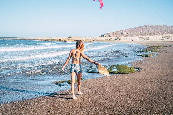 Chica Solitaria Está Caminando Sobre Arena Playa Con Una Gorra —  Fotos de Stock