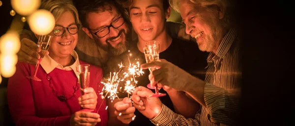 Gece Dört Kişilik Bir Grup Havai Fişeklerle Şampanyayla Kadeh Kaldırarak — Stok fotoğraf