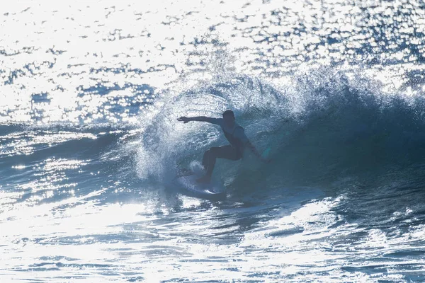 十代の若者たちはアメリカのテネリフェ島のビーチで波でサーフィン 白いウェットスーツと美しく完璧な波 — ストック写真