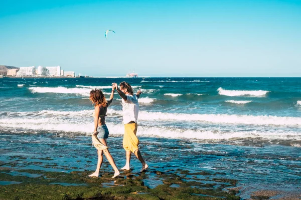 Casal Adultos Caminhando Feliz Praia Sobre Rochas Com Água Seus — Fotografia de Stock