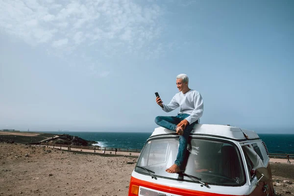 Hombre Solo Aislado Sentado Una Minivan Autocaravana Usando Teléfono Celular — Foto de Stock