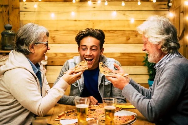 Drie Mensen Aan Tafel Met Pizza Twee Senioren Proberen Eten — Stockfoto