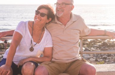 Bir çift son sınıf öğrencisi plajda çok fazla sevgiyle dolanıyorlar. Birlikte emekli oluyorlar. Gözlüklü bir kadın ve deniz altyapısı olan bir adam. 