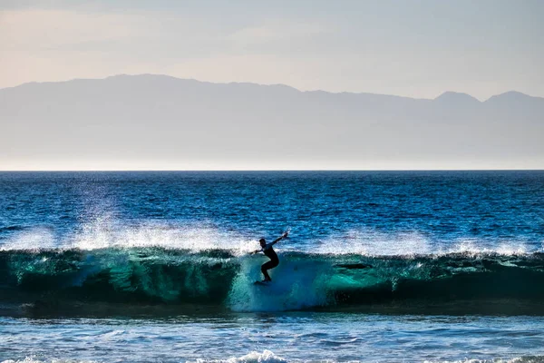 Tinédzser Szörfözés Hullám Tenerife Strand Amerikai Fehér Búvárruhák Gyönyörű Tökéletes — Stock Fotó