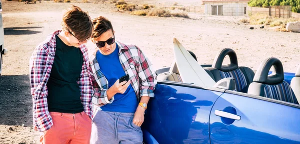 Couple Teenagers Looking Same Phone Talking Together Car Surftable Prepared — Stock Photo, Image