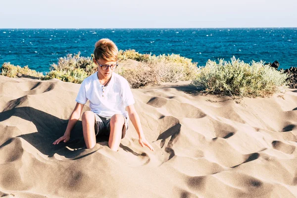 Niño Jugando Solo Con Arena Playa Viajero Estilo Vida Vacaciones —  Fotos de Stock