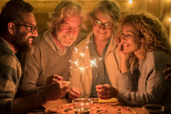 Groep Mensen Familie Vieren Samen Een Feestje Nieuwjaar Het Terras — Stockfoto