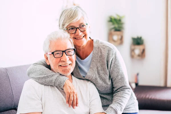 Pareja Ancianos Sonriendo Mirando Cámara Mujer Acaparando Hombre Con Amor —  Fotos de Stock