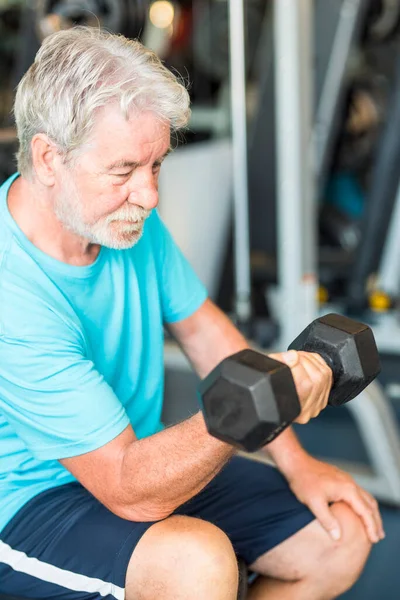 Volwassen Man Sportschool Trainen Zijn Lichaam Zijn Biceps Zitten Een — Stockfoto