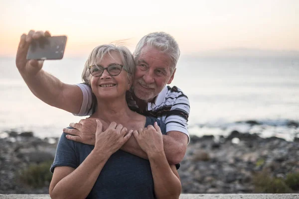 Pareja Seniors Tomando Una Selfie Playa Feliz Pareja Jubilada Casada —  Fotos de Stock