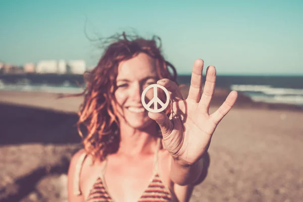 Bella Donna Che Mostra Simbolo Della Pace Spiaggia Sola Isolata — Foto Stock