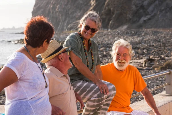 Grupo Cuatro Personas Mayores Maduras Con Una Amistad Playa Hablando —  Fotos de Stock