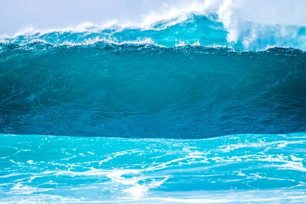 美しいと大きな青と緑の波が砕けるのを閉じる 太平洋または大西洋 青い海とサーフィンするのに最適な場所 写真の白い配偶者 — ストック写真