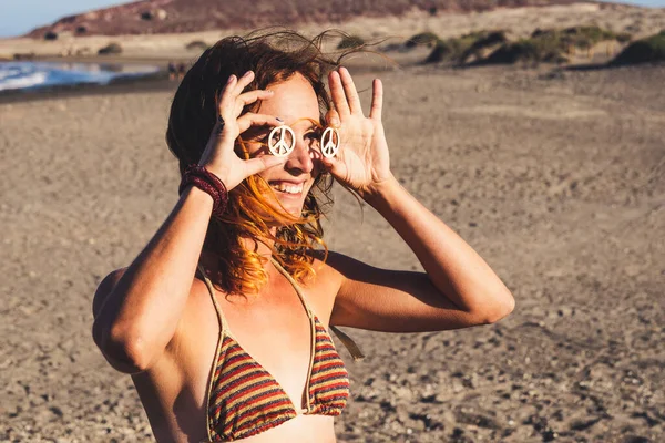 Hermosa Mujer Mostrando Símbolo Paz Sus Ojos Playa Sola Aislada — Foto de Stock