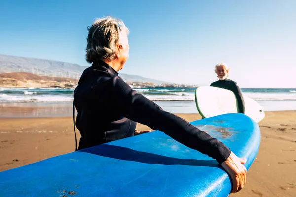 Zwei Ältere Und Erwachsene Menschen Genießen Ihren Urlaub Freien Strand — Stockfoto