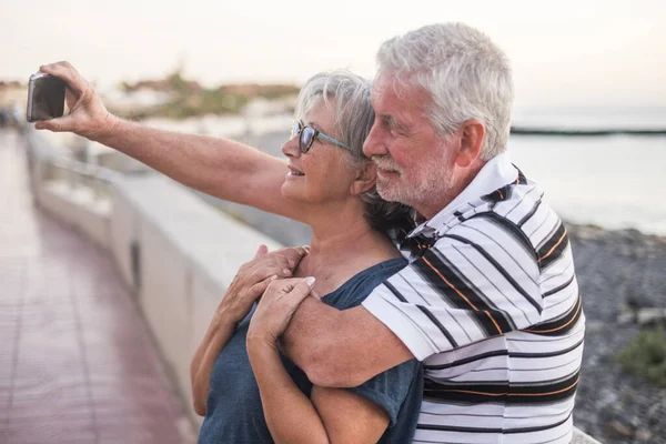 Pareja Seniors Playa Tomando Una Foto Juntos Mujer Con Gafas — Foto de Stock