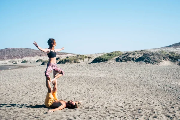 Pareja Chico Haciendo Acroyoga Yoga Playa Silencio Para Concentrarse Caer —  Fotos de Stock