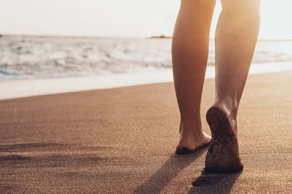 Viaggio Spiaggia Donna Che Cammina Sulla Spiaggia Sabbia Lasciando Impronte — Foto Stock