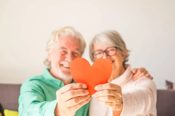 Primer Plano Dos Ancianos Felices Enamorados Sonriendo Mirando Cámara Sosteniendo —  Fotos de Stock